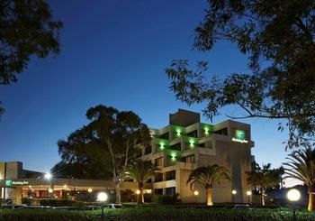 Imagen del bar/restaurante del Hotel Holiday Inn Warwick Farm, An Ihg. Foto 8