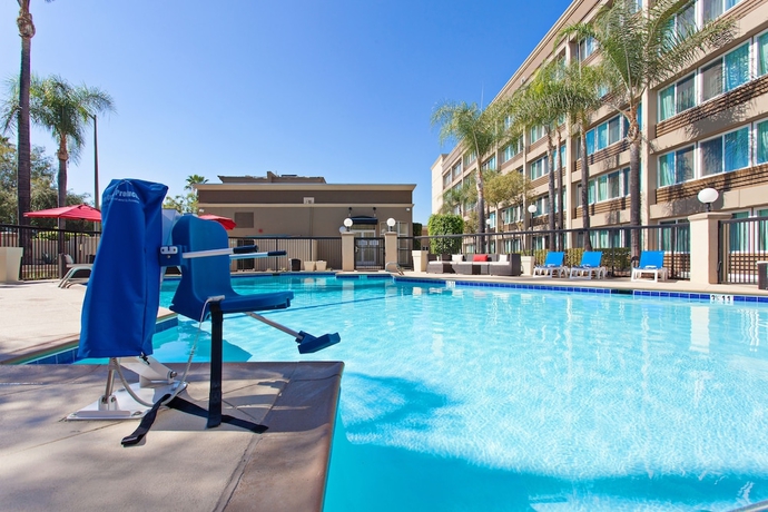 Imagen de la piscina del Hotel Holiday Inn West Covina, An Ihg. Foto 17