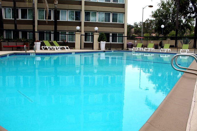 Imagen de la piscina del Hotel Holiday Inn West Covina, An Ihg. Foto 19