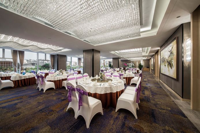 Imagen del bar/restaurante del Hotel Holiday Inn Zhongshan Downtown. Foto 2
