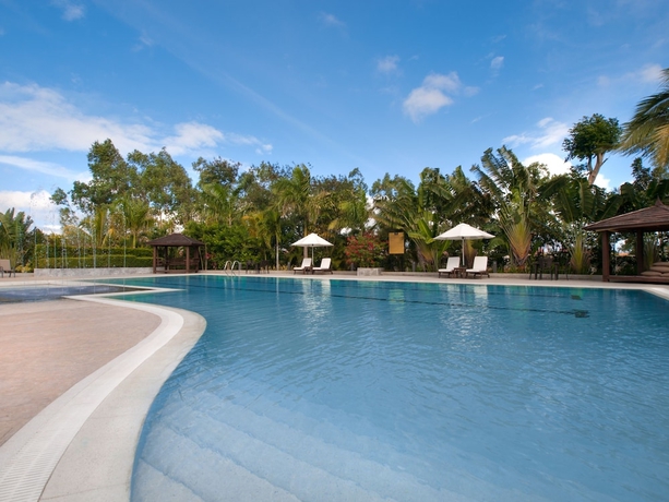 Imagen de la piscina del Hotel Holiday Inn & Suites Batangas LimaPark by IHG. Foto 18