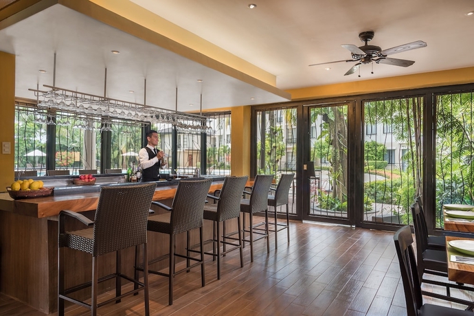 Imagen del bar/restaurante del Hotel Holiday Inn & Suites Batangas LimaPark by IHG. Foto 3