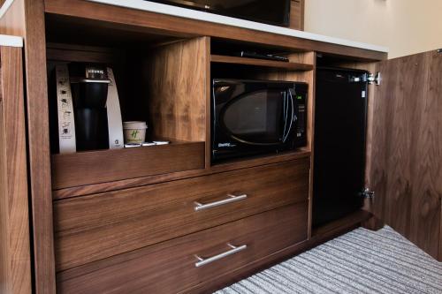 Imagen de la habitación del Hotel Holiday Inn & Suites Calgary South - Conference Ctr by IHG. Foto 10