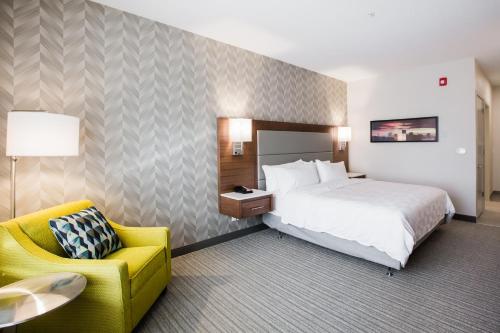 Imagen de la habitación del Hotel Holiday Inn & Suites Calgary South - Conference Ctr by IHG. Foto 12