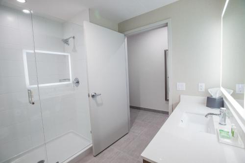 Imagen de la habitación del Hotel Holiday Inn & Suites Calgary South - Conference Ctr by IHG. Foto 13