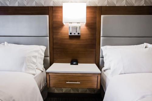 Imagen de la habitación del Hotel Holiday Inn & Suites Calgary South - Conference Ctr by IHG. Foto 14