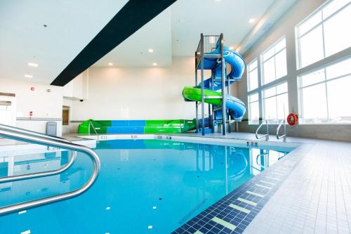 Imagen de la piscina del Hotel Holiday Inn & Suites Calgary South - Conference Ctr by IHG. Foto 20