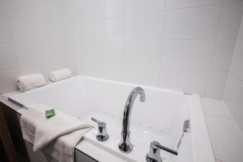 Imagen de la habitación del Hotel Holiday Inn & Suites Calgary South - Conference Ctr by IHG. Foto 19