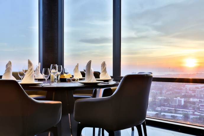 Imagen del bar/restaurante del Hotel Holiday Inn & Suites Rayong City Centre, an IHG Hotel. Foto 2