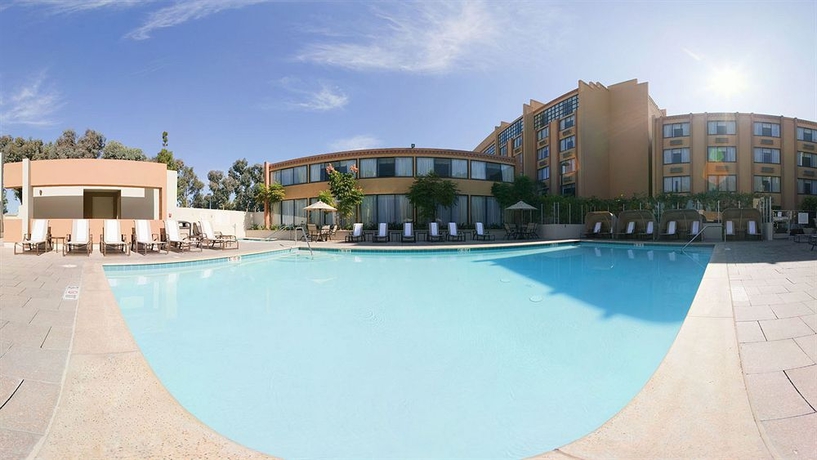 Imagen de la piscina del Hotel Holiday Inn and Suites Anaheim, An Ihg. Foto 16