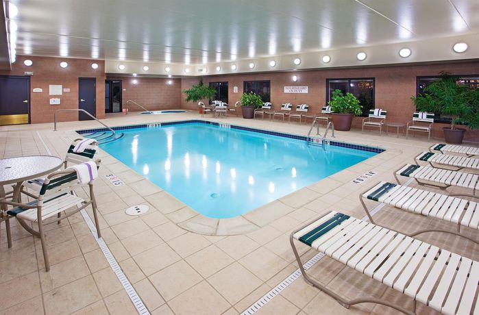 Imagen de la piscina del Hotel Holiday Inn and Suites Ann Arbor Univ Michigan Area, An Ihg. Foto 15