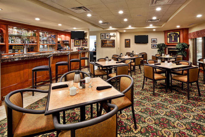 Imagen del bar/restaurante del Hotel Holiday Inn and Suites Ann Arbor Univ Michigan Area, An Ihg. Foto 5