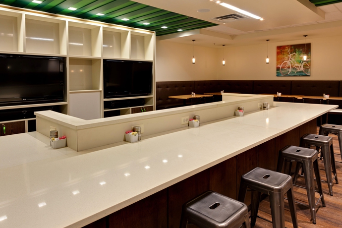 Imagen del bar/restaurante del Hotel Holiday Inn and Suites Atlanta Airport-north, An Ihg. Foto 7