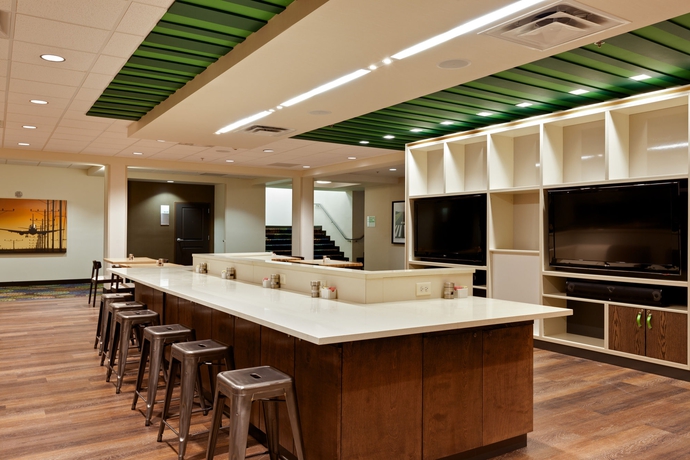 Imagen del bar/restaurante del Hotel Holiday Inn and Suites Atlanta Airport-north, An Ihg. Foto 9