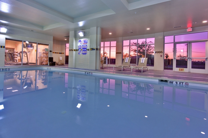 Imagen de la piscina del Hotel Holiday Inn and Suites Bakersfield. Foto 16