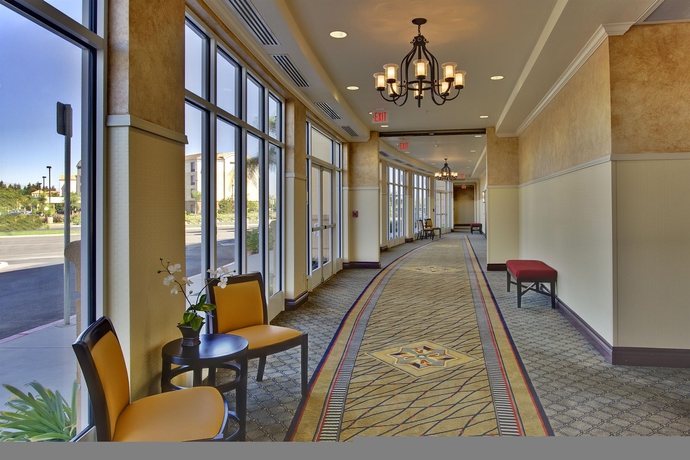 Imagen de los interiores del Hotel Holiday Inn and Suites Bakersfield. Foto 11