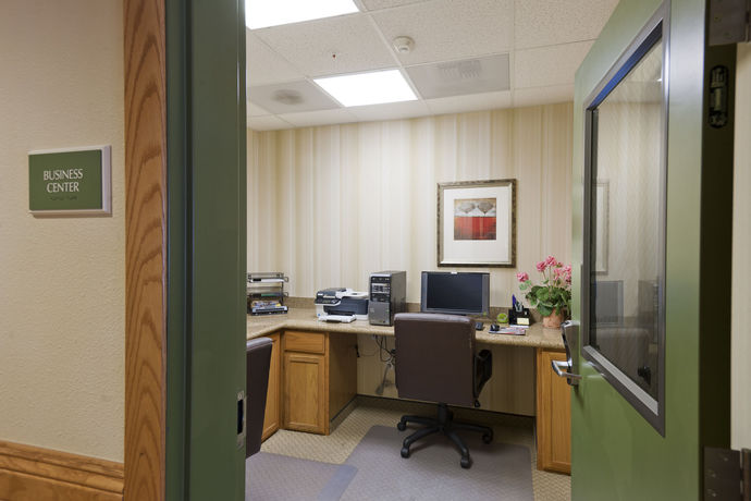 Imagen de la piscina del Hotel Holiday Inn and Suites Barstow, An Ihg. Foto 16