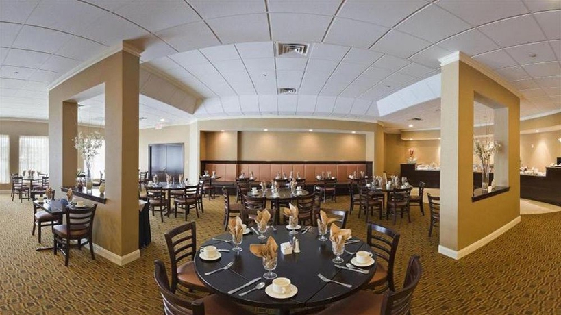 Imagen del bar/restaurante del Hotel Holiday Inn and Suites Boston - Peabody, An Ihg. Foto 1