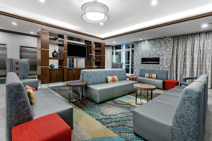 Imagen de los interiores del Hotel Holiday Inn and Suites College Station - Aggieland, an IHG. Foto 15