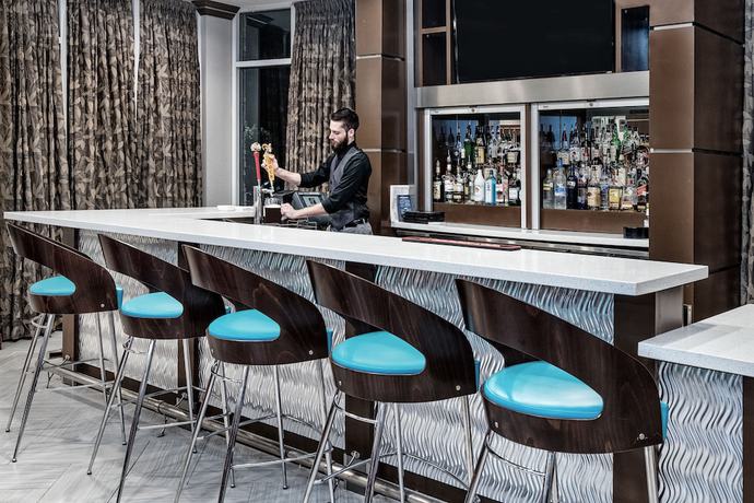 Imagen del bar/restaurante del Hotel Holiday Inn and Suites College Station - Aggieland, an IHG. Foto 2