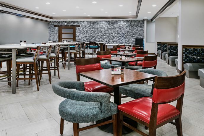 Imagen del bar/restaurante del Hotel Holiday Inn and Suites College Station - Aggieland, an IHG. Foto 3