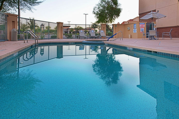 Imagen de los exteriores del Hotel Holiday Inn and Suites Goodyear - West Phoenix Area. Foto 8