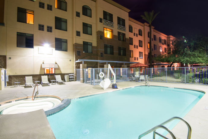 Imagen del bar/restaurante del Hotel Holiday Inn and Suites Goodyear - West Phoenix Area. Foto 3