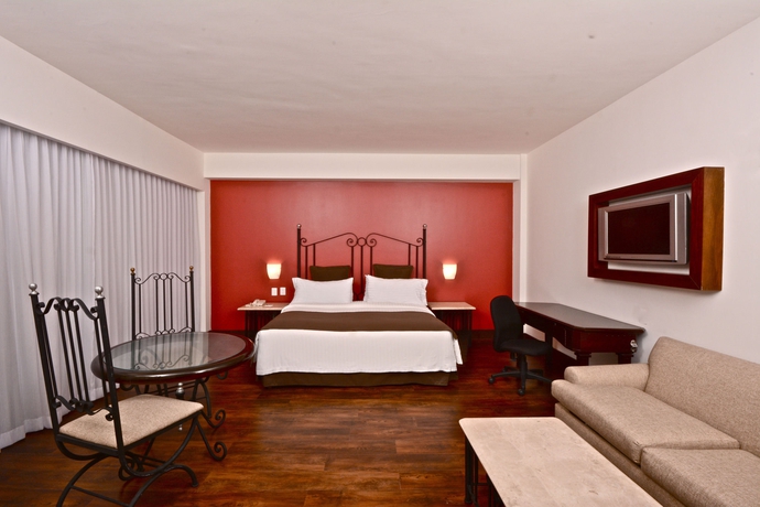 Imagen de la habitación del Hotel Holiday Inn and Suites Guadalajara-centro Historico, An Ihg. Foto 8