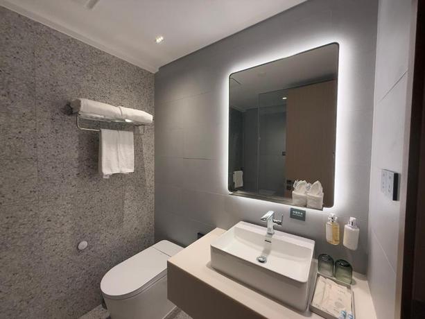 Imagen de la habitación del Hotel Holiday Inn and Suites Guangzhou South Station by IHG. Foto 6