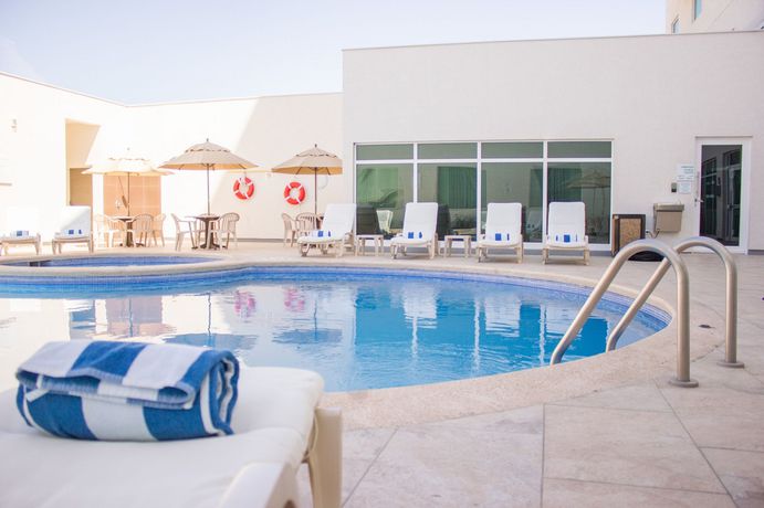Imagen de la piscina del Hotel Holiday Inn and Suites Hermosillo Aeropuerto, An Ihg. Foto 16
