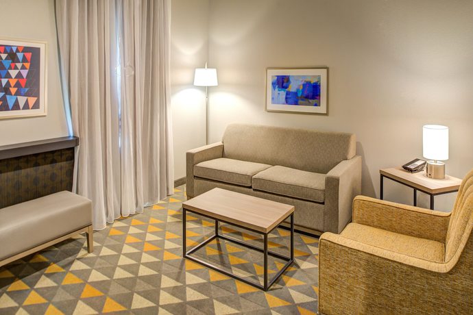 Imagen de la habitación del Hotel Holiday Inn and Suites Houston West - Katy Mills, an IHG. Foto 19