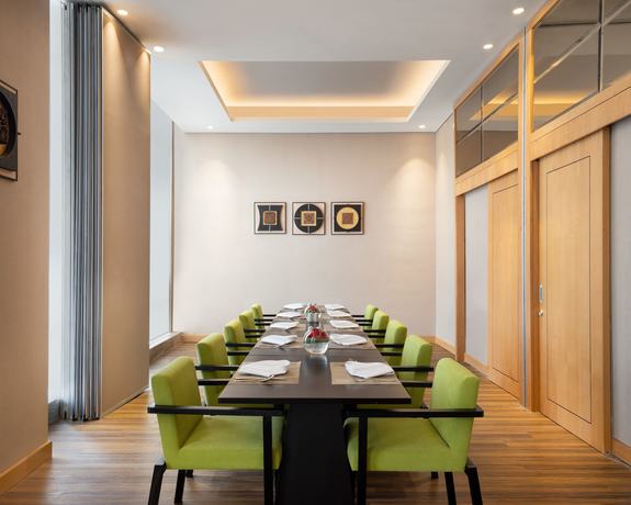 Imagen del bar/restaurante del Hotel Holiday Inn and Suites Jakarta Gajah Mada. Foto 2