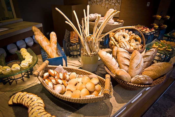 Imagen del bar/restaurante del Hotel Holiday Inn and Suites Makati, An Ihg. Foto 3