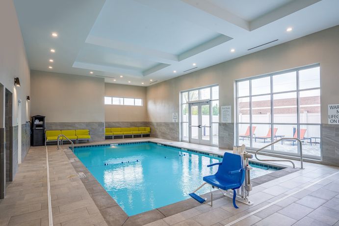Imagen de la piscina del Hotel Holiday Inn and Suites Memphis Southeast-Germantown, an IHG. Foto 19