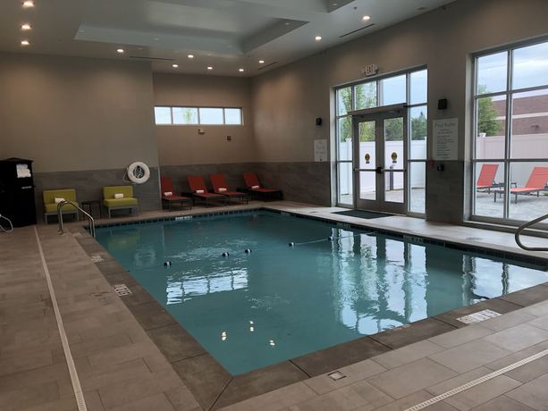 Imagen de la piscina del Hotel Holiday Inn and Suites Memphis Southeast-Germantown, an IHG. Foto 20