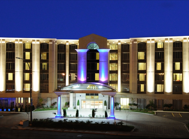 Imagen de los exteriores del Hotel Holiday Inn and Suites Montreal Airport, An Ihg. Foto 8