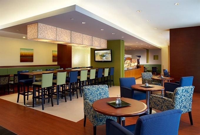 Imagen del bar/restaurante del Hotel Holiday Inn and Suites Montreal Airport, An Ihg. Foto 2