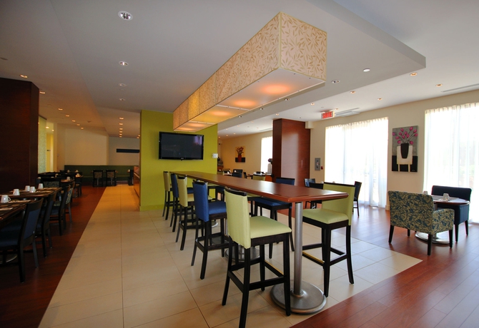 Imagen del bar/restaurante del Hotel Holiday Inn and Suites Montreal Airport, An Ihg. Foto 3