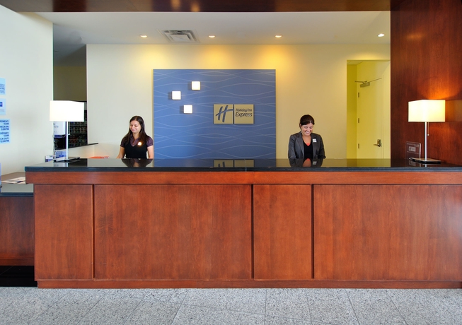 Imagen de los interiores del Hotel Holiday Inn and Suites Montreal Airport, An Ihg. Foto 10