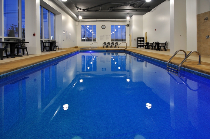 Imagen de la piscina del Hotel Holiday Inn and Suites Montreal Airport, An Ihg. Foto 16