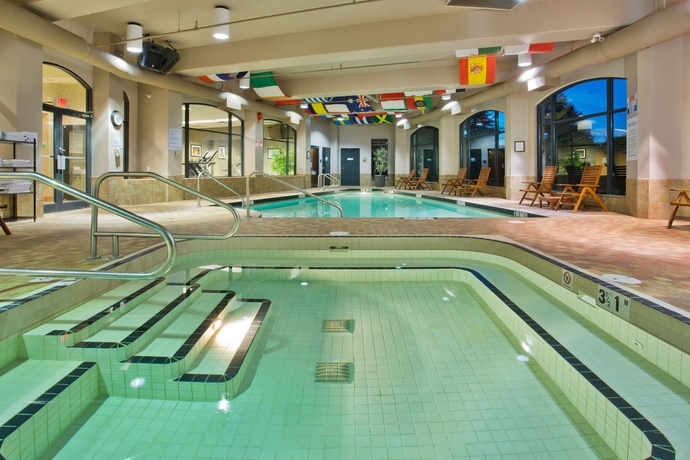 Imagen de la piscina del Hotel Holiday Inn and Suites North Vancouver, An Ihg. Foto 16
