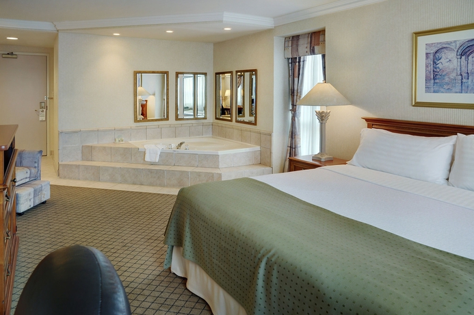 Imagen de la habitación del Hotel Holiday Inn and Suites Oakville @ Bronte, An Ihg. Foto 2