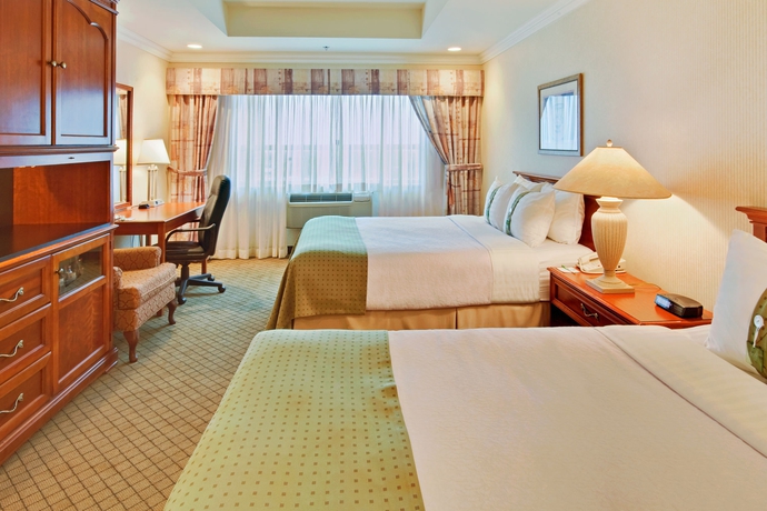 Imagen de la habitación del Hotel Holiday Inn and Suites Oakville @ Bronte, An Ihg. Foto 3