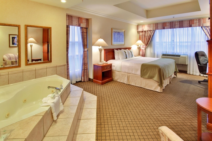Imagen de la habitación del Hotel Holiday Inn and Suites Oakville @ Bronte, An Ihg. Foto 5