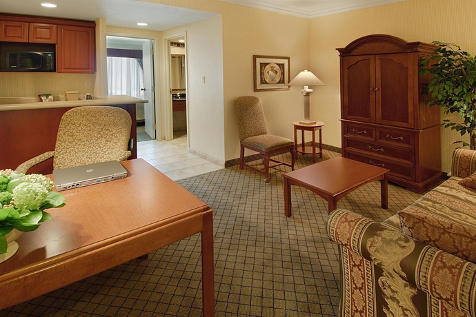 Imagen de los interiores del Hotel Holiday Inn and Suites Oakville @ Bronte, An Ihg. Foto 12