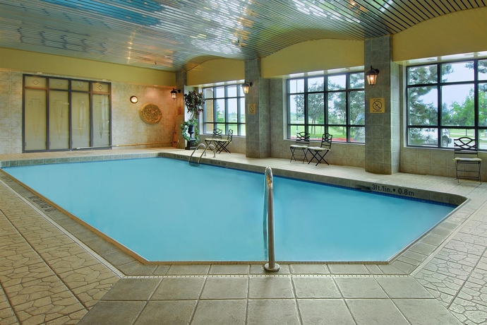 Imagen de la piscina del Hotel Holiday Inn and Suites Oakville @ Bronte, An Ihg. Foto 15