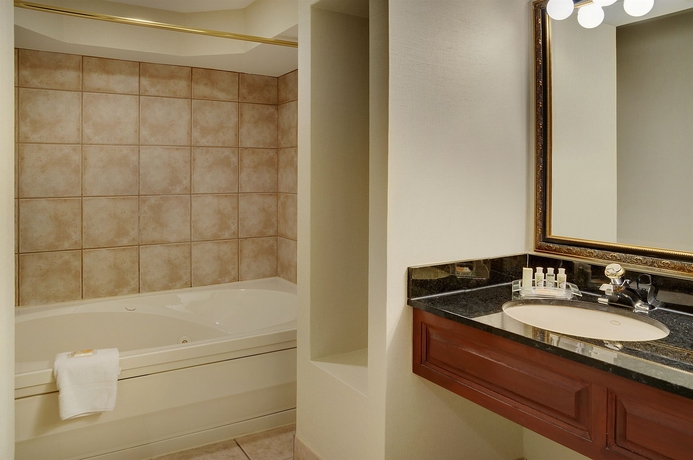 Imagen de la habitación del Hotel Holiday Inn and Suites Oakville @ Bronte, An Ihg. Foto 6