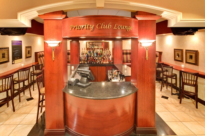 Imagen de los interiores del Hotel Holiday Inn and Suites Oakville @ Bronte, An Ihg. Foto 13