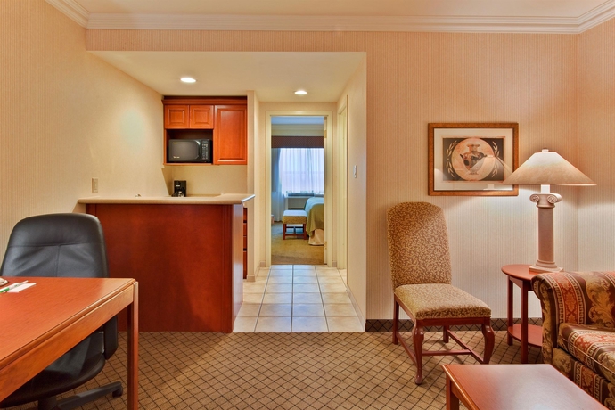 Imagen de los interiores del Hotel Holiday Inn and Suites Oakville @ Bronte, An Ihg. Foto 14