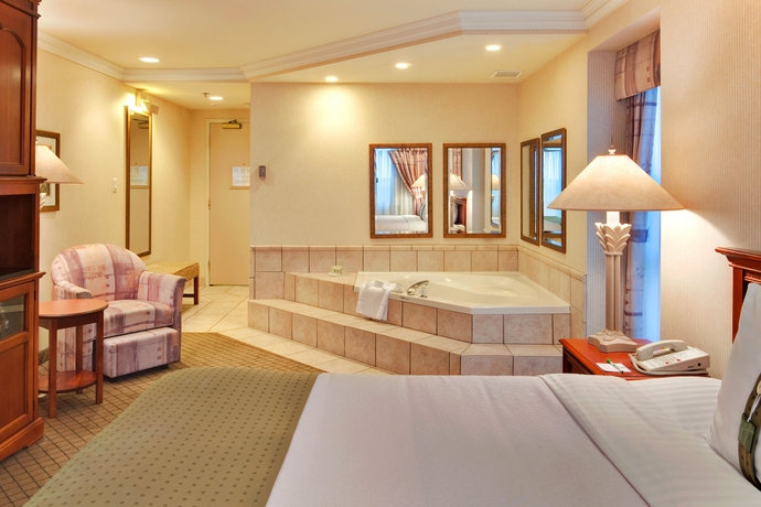 Imagen de la habitación del Hotel Holiday Inn and Suites Oakville @ Bronte, An Ihg. Foto 9